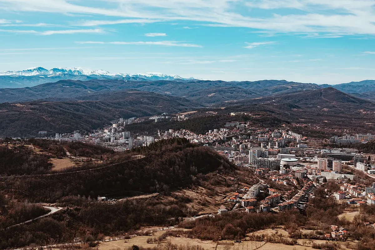 Габрово и Стара планина, гледани от хълм